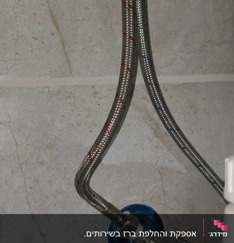 צינורות מתכת גמישים מחוברים לברז מתחת לכיור